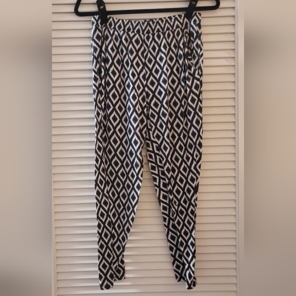 H&M Pants - H&M- Black & White Lightweight Relaxed-Fit Diamond Pattern Pants With Pockets